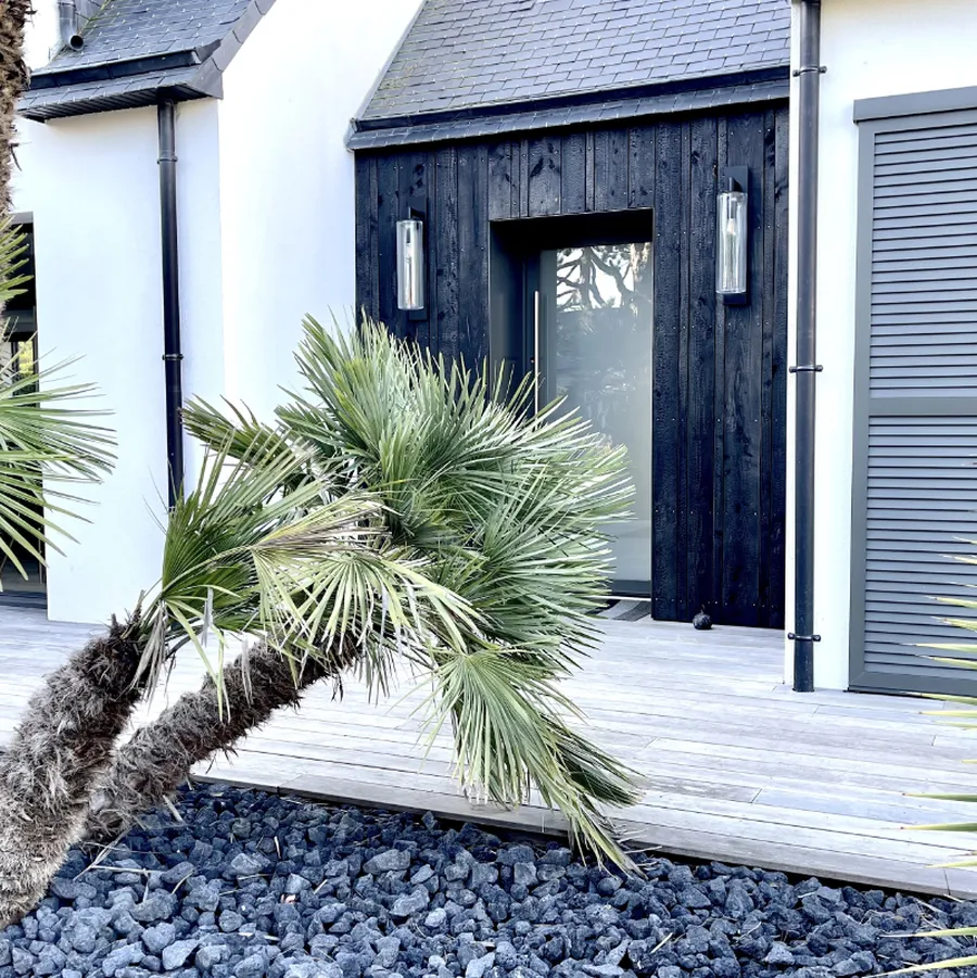 Bardage entourage de porte d'entrée Bois brûlé Carnac 