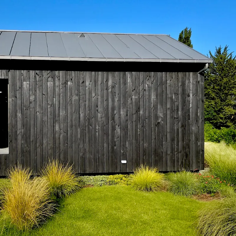 bardage bois brulé Shou Sugi Ban finition traditionnelle noir écaillé