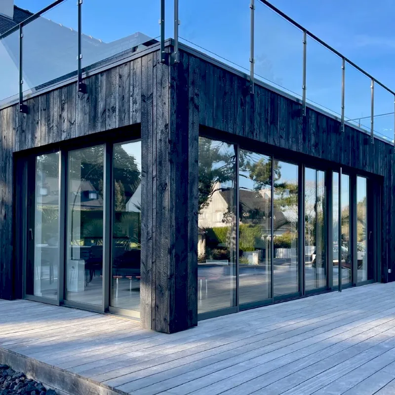 Bardage bois brûlé sur extension contemporaine