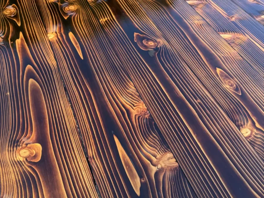 Comment entretenir un bardage en bois brûlé : conseils et erreurs à éviter