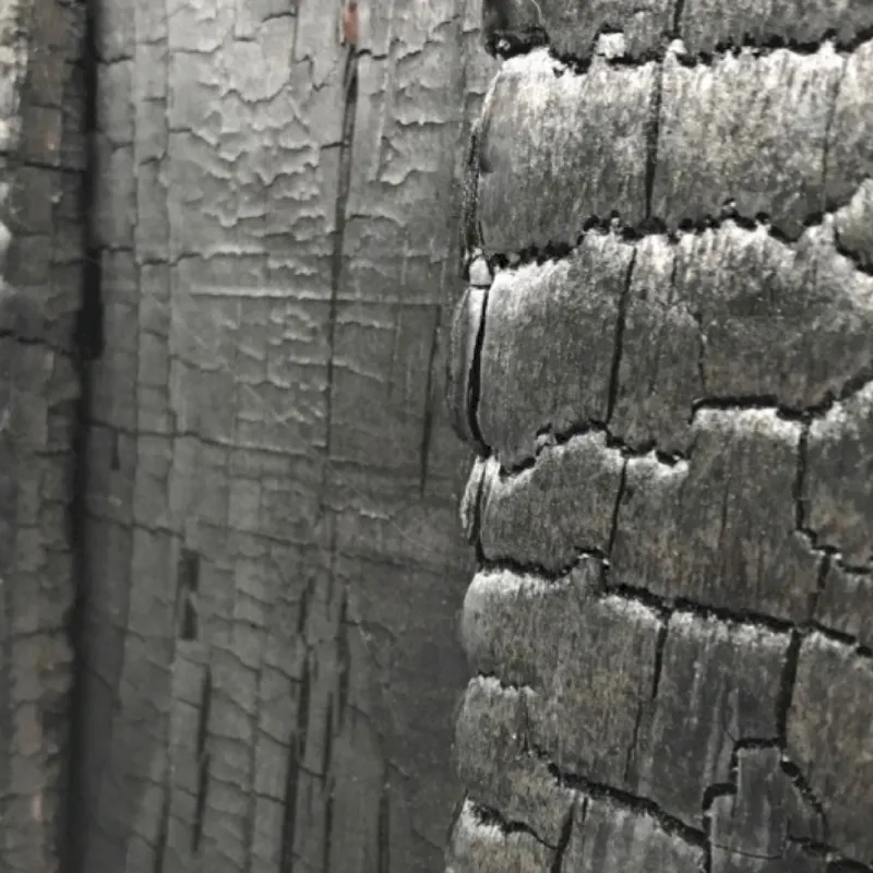 Lames bardage bois brulé noir écaillé en recouvrement ou couvre joints