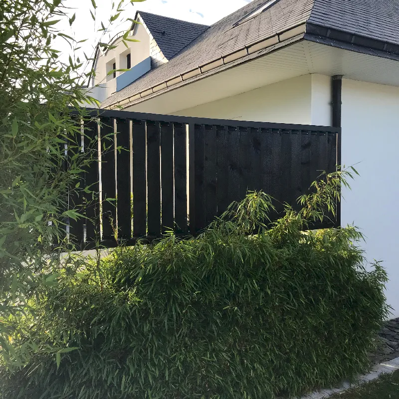 Bardage en bois brulé noir intense bois brulé concept sur une maison moderne à Vannes